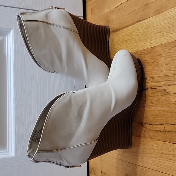 Jennifer Lopez Cream Wedge Bootie size 7.5 medium (light use) - Picture 3 of 8